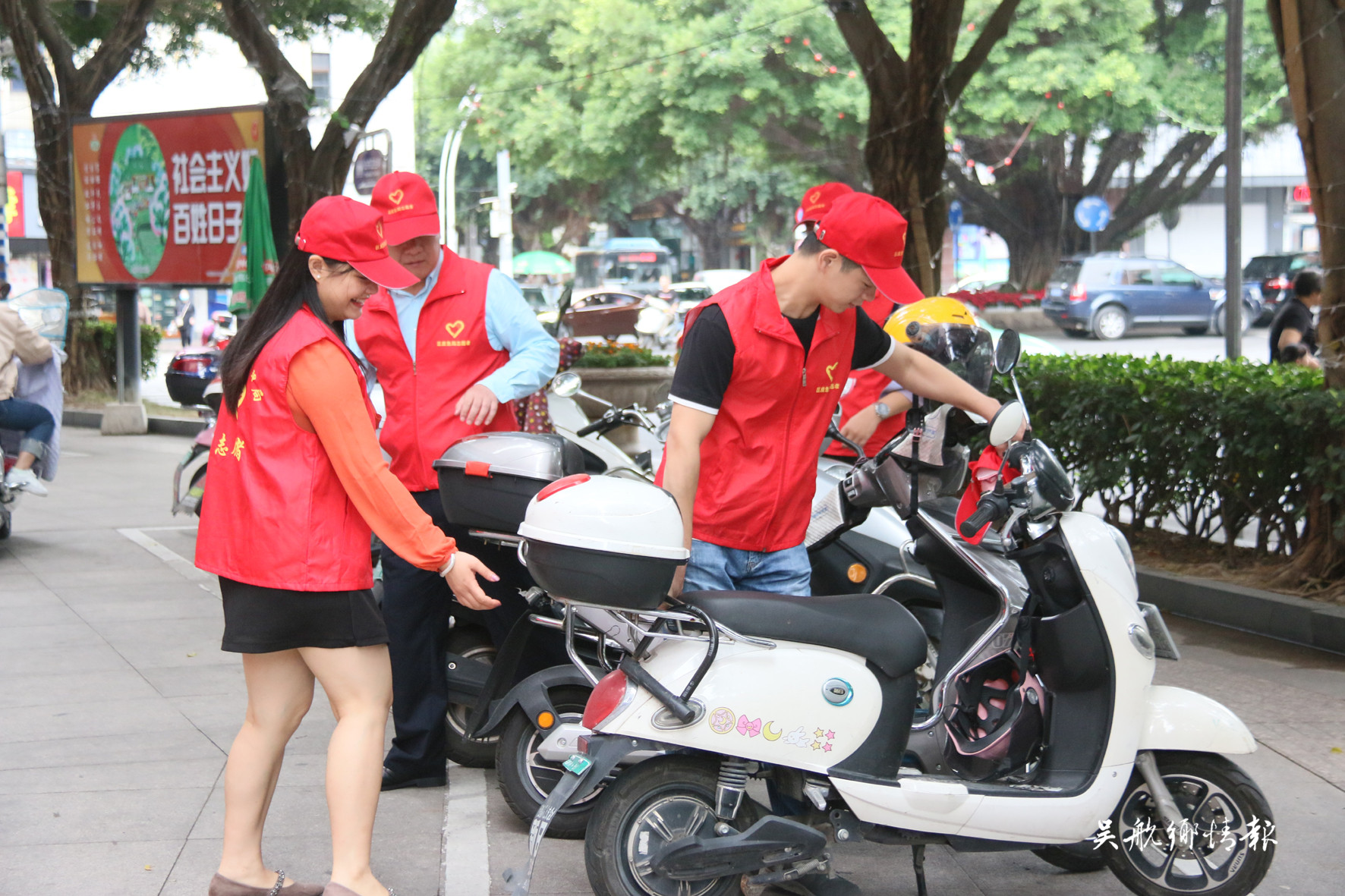 我校志愿者参与文明交通执勤 为文明城市添彩--郑州市第六十三中学官网