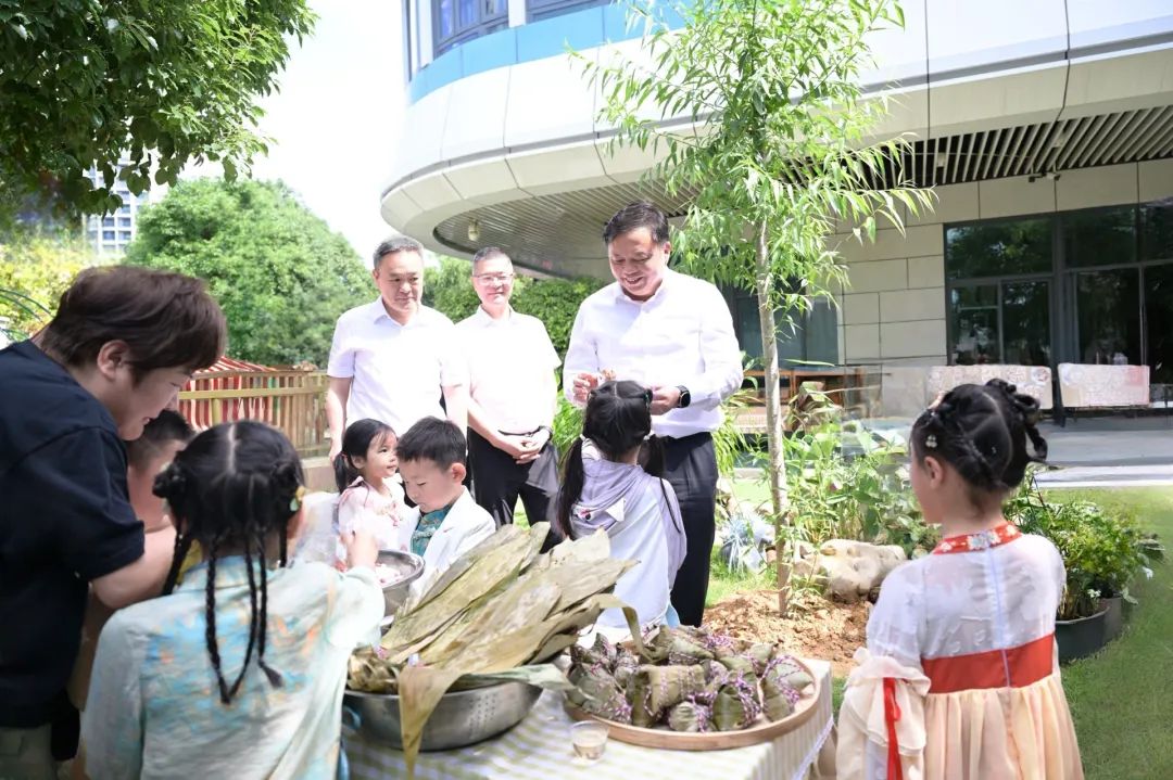 区领导带队开展2025年“六一”国际儿童节慰问活动