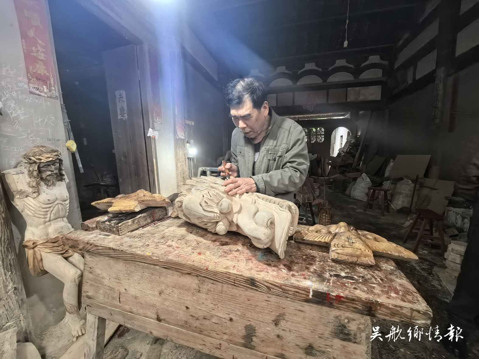 匠心刻出三溪夜赛的龙舟“魂” 匠心刻出三溪夜赛的龙舟“魂”
