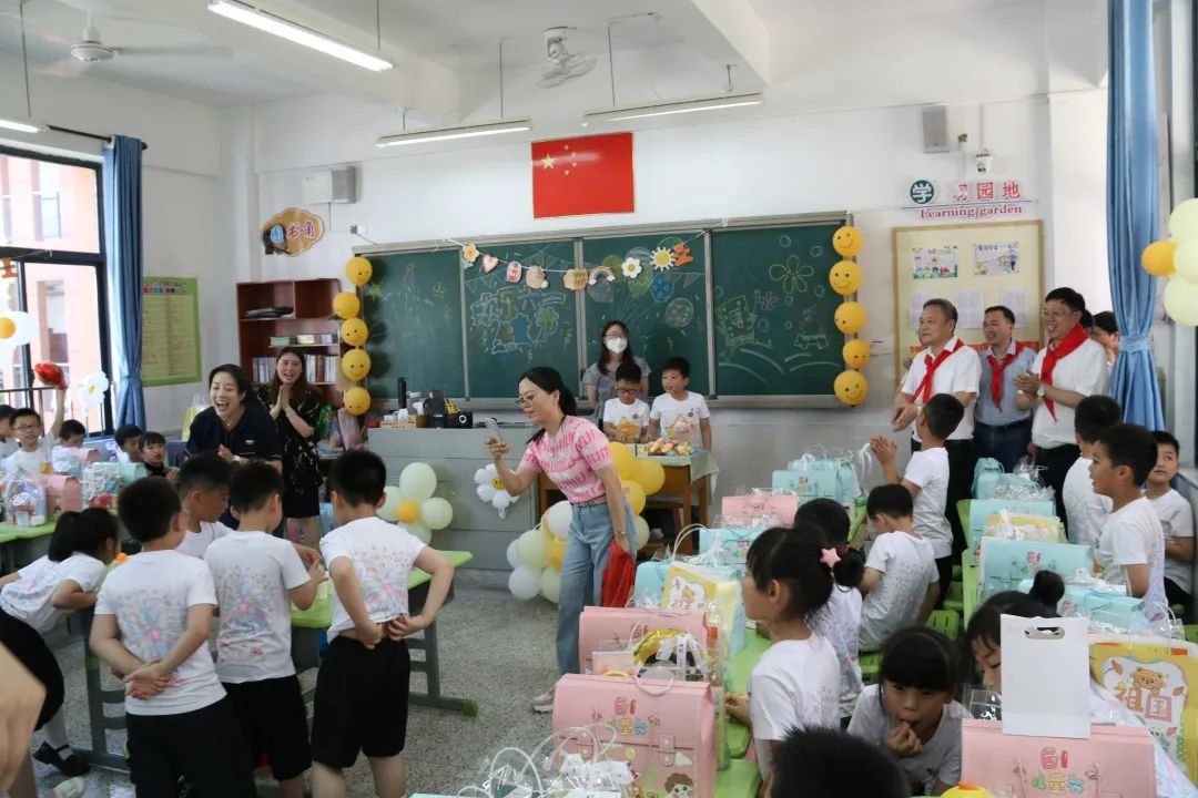 区领导和孩子们共庆“六一”! 区领导和孩子们共庆“六一”!