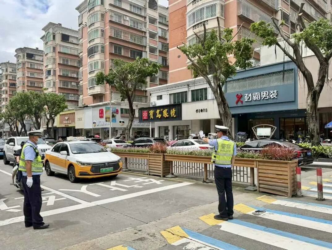长乐交警:上好安全“第一课” 站好暖心“护学岗” 长乐交警:上好安全“第一课” 站好暖心“护学岗”