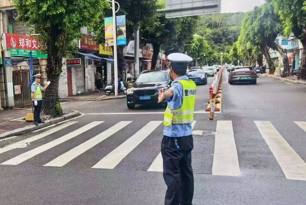 长乐交警:上好安全“第一课” 站好暖心“护学岗” 长乐交警:上好安全“第一课” 站好暖心“护学岗”