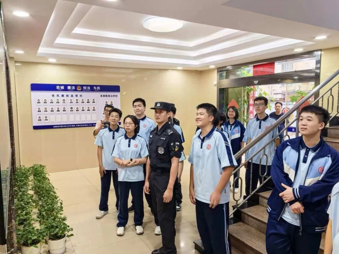 进警营!带你零距离接触“人民的保护神”! 进警营!带你零距离接触“人民的保护神”!