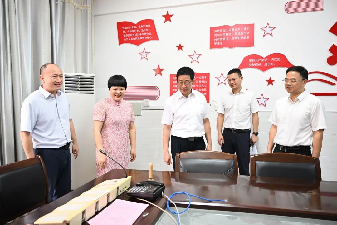 兰文胡旭彬察看高考保障工作