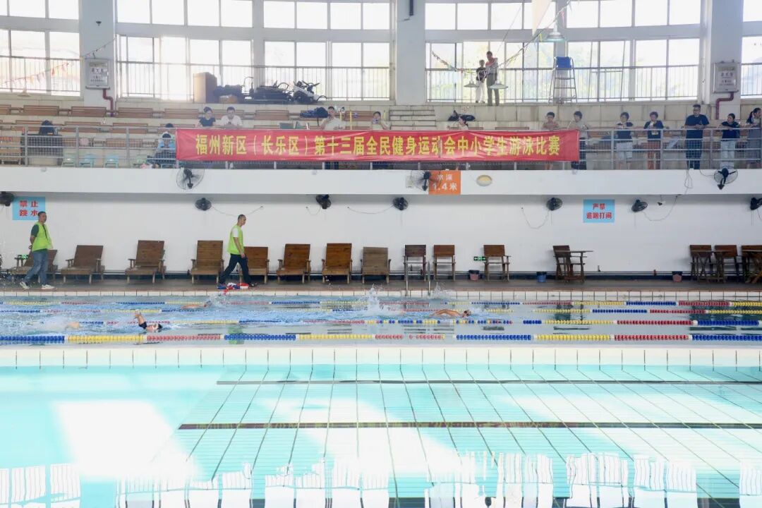 燃!300 余名学生泳池竞速! 燃!300 余名学生泳池竞速!