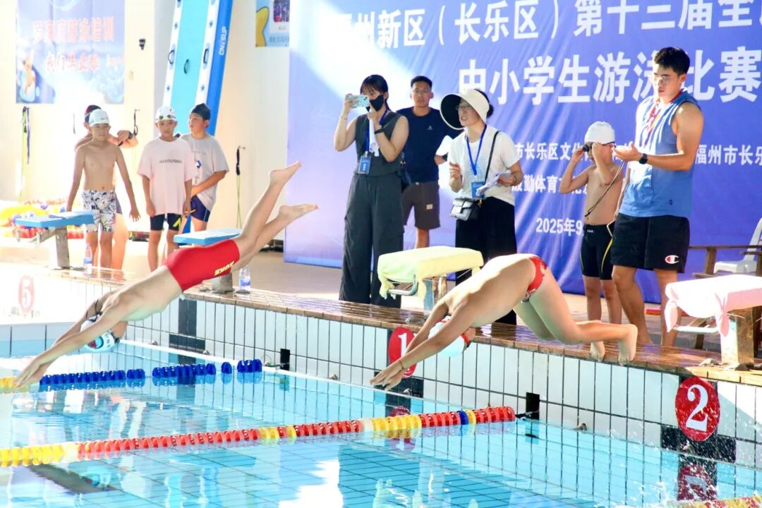 燃!300 余名学生泳池竞速! 燃!300 余名学生泳池竞速!