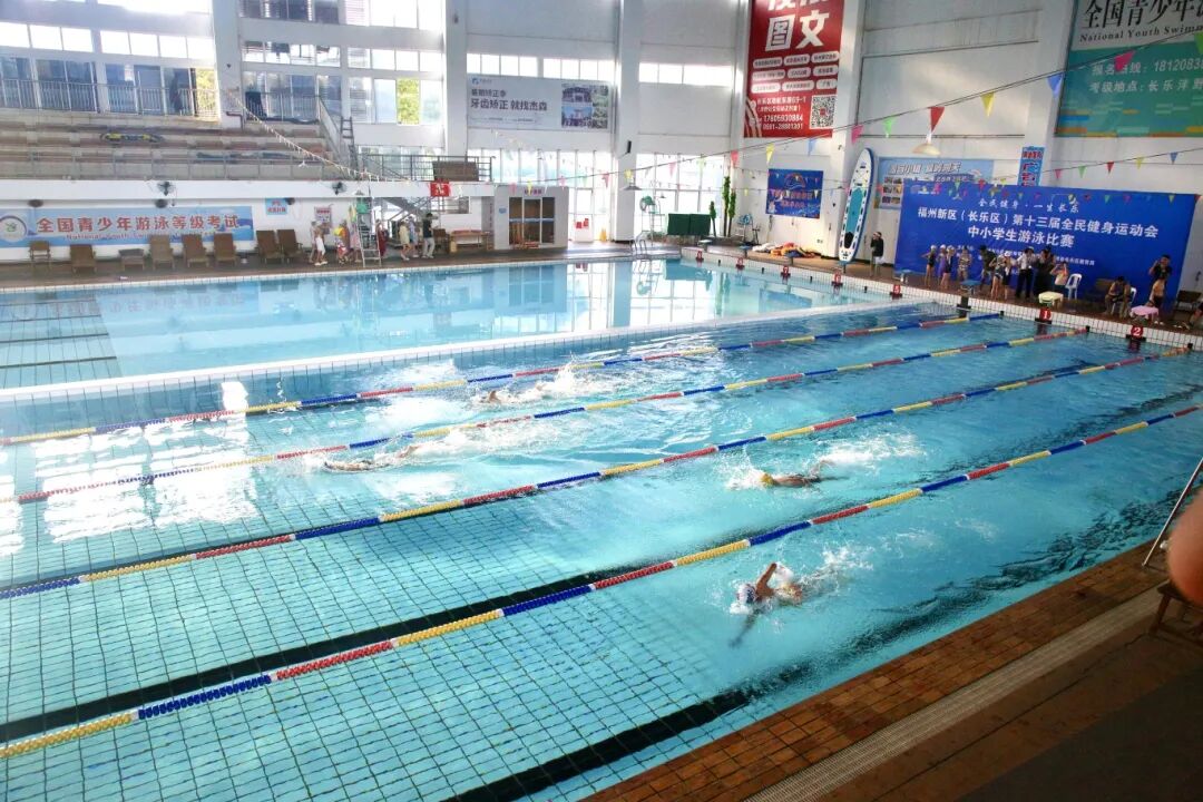 燃!300 余名学生泳池竞速! 燃!300 余名学生泳池竞速!