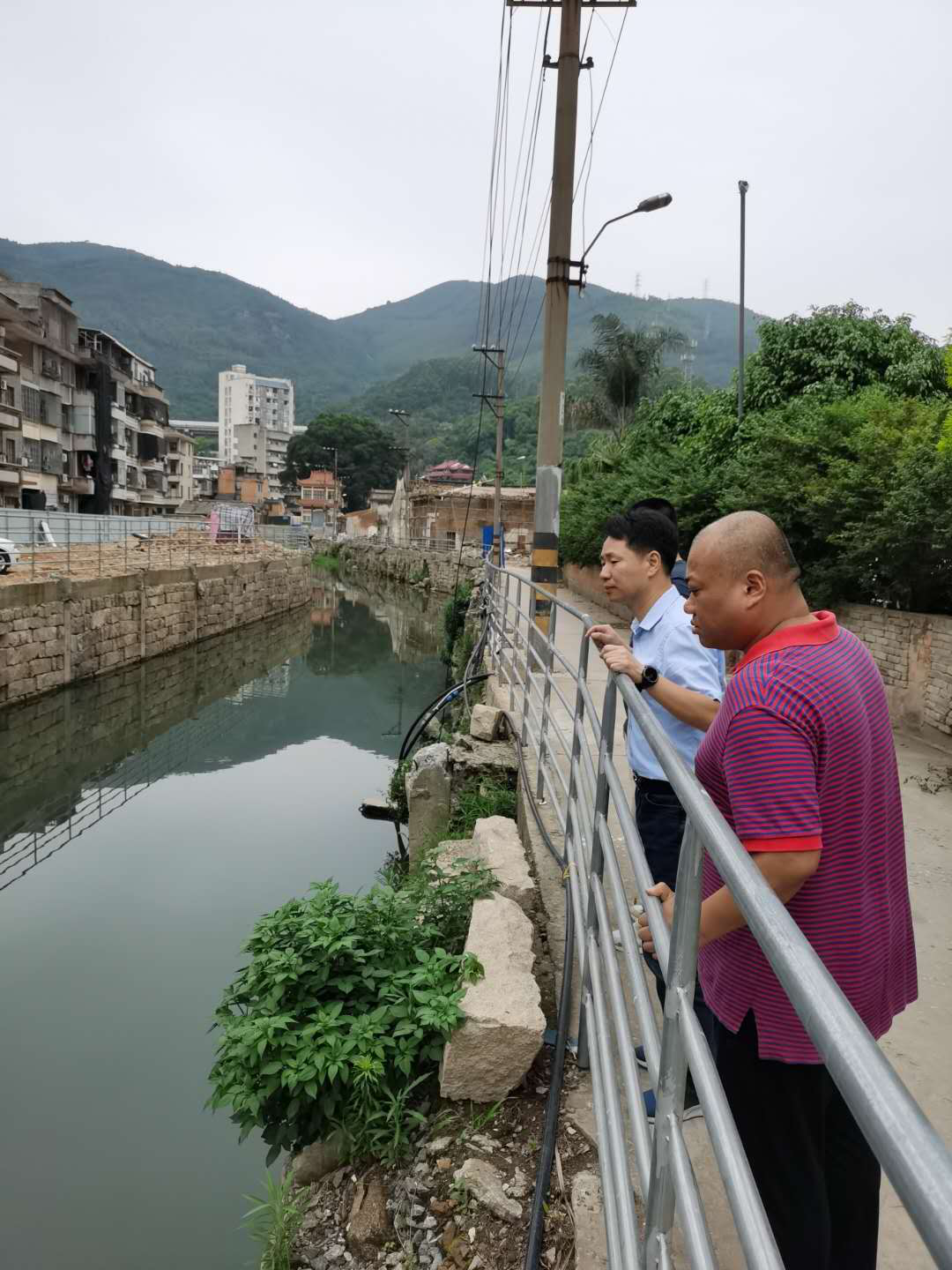 吴航街道河长巡河并现场指导工作