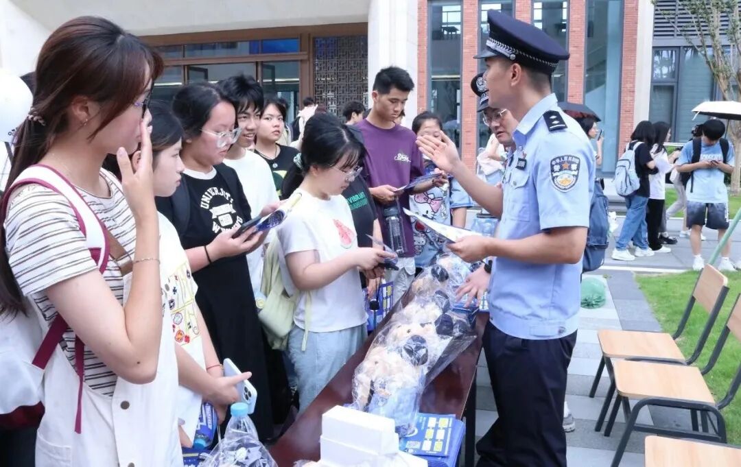 他们走进学校、社区，只为了做这件事……