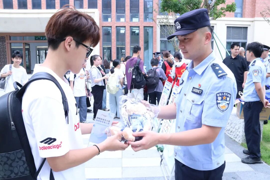 他们走进学校、社区，只为了做这件事……