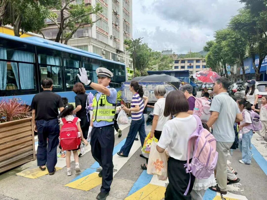 长乐交警：上好安全“第一课”  站好暖心“护学岗”